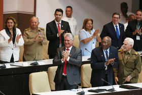 El nuevo gobernante cubano, Miguel Díaz-Canel, aplaude junto al ahora primer vicepresidente Salvador Antonio Valdés Mesa y Ramiro Valdés en la sesión de la Asamblea Nacional del pasado 19 de abril