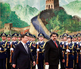 El mandatario venezolano Nicolás Maduro revisa el miércoles una guardia de honor en Pekín con su colega chino Xi Jinping