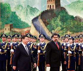 El mandatario venezolano Nicolás Maduro revisa el miércoles una guardia de honor en Pekín con su colega chino Xi Jinping. El mandatario venezolano Nicolás Maduro revisa el miércoles una guardia de honor en Pekín con su colega chino Xi Jinping