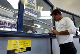 Un cubano envía dinero a la Isla a través de una oficina de la Western Union en Miami. (GETTY IMAGES)
