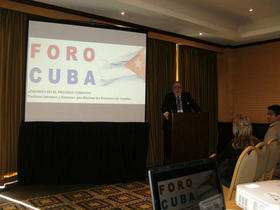 Marcelino Miyares,  coordinador del Foro Cuba - ¿Cambios en el proceso cubano?, celebrado en México. Foto de Carlos Olivares Baró