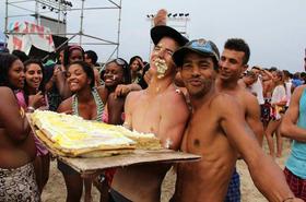 Varios jóvenes asisten el sábado 6 de agosto de 2011, a la Fiesta del Verano en la Playa de Jibacoa, situada a unos 57 kilómetros de La Habana. El festival cubano “Rotilla”, considerado la gran fiesta “rave” de la Isla, fue sustituido este fin de semana por las autoridades con un grupo de conciertos de verano, después de que sus organizadores denunciaron en julio que el Gobierno había "secuestrado" el evento