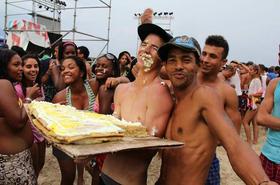 Varios jóvenes asisten el sábado 6 de agosto de 2011, a la Fiesta del Verano en la Playa de Jibacoa, situada a unos 57 kilómetros de La Habana. El festival cubano “Rotilla”, considerado la gran fiesta “rave” de la Isla, fue sustituido este fin de semana por las autoridades con un grupo de conciertos de verano, después de que sus organizadores denunciaron en julio que el Gobierno había "secuestrado" el evento. (EFE) Varios jóvenes asisten el sábado 6 de agosto de 2011, a la Fiesta del Verano en la Playa de Jibacoa, situada a unos 57 kilómetros de La Habana. El festival cubano “Rotilla”, considerado la gran fiesta “rave” de la Isla, fue sustituido este fin de semana por las autoridades con un grupo de conciertos de verano, después de que sus organizadores denunciaron en julio que el Gobierno había "secuestrado" el evento