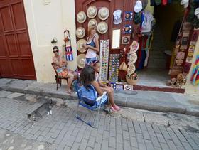 La entrada de un edificio convertida en un lugar para vender artesanía cubana. (Foto: Rui Ferreira.)
