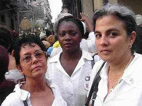 Foto de archivo en que se ve a Miriam Leiva, Berta Soler y Gisela Delgado, durante la procesión de la Virgen de la Caridad del Cobre