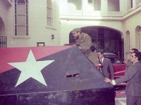 Fidel Castro con las cenizas de Mella, Museo de la Revolución, 21 de agosto de 1975