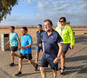 Rajoy sale a caminar con Moragas, en esta foto de archivo