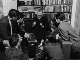 Padre Walsh con siete Pedro Panes. Foto de la Arquidiócesis de Miami