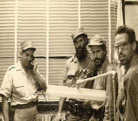 René de los Santos (centro) junto a otro guerrilleros y un oficial del Moncada al teléfono, el 1º de enero de 1959
