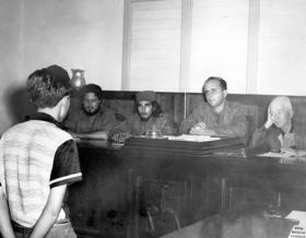 José Dionisio Suárez (con gorra) actúa como juez del Tribunal Revolucionario en 1959