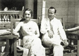 Chibás junto a la esposa de Aureliano Sánchez Arango, Delia Echevarría, ca. 1934. Tomada del libro La polémica infinita