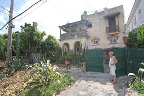 Juan Pablo Roque frente a su casa en Cuba