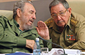 Fidel y Raúl Castro en esta foto de archivo