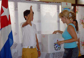 Proceso de votación cubano, en esta foto de archivo