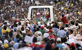El papa Benedicto XVI saluda a su llegada a Santiago de Cuba