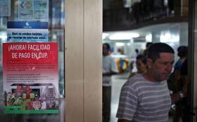 Carteles que anuncian la venta de productos en un establecimiento de La Habana, en esta foto de archivo de 2014