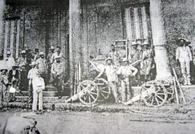 Tropas españolas con dos piezas de artillería en el frente del Liceo Español de Bejucal
