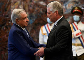 Miguel Díaz-Canel saluda a Andrés Manuel López Obrador, en La Habana