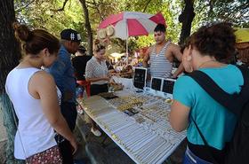 En la Rampa, Calle 23, un joven cuentapropista vende anillos, cadenas y medallitas de oro. (Foto: Rui Ferreira.) En la Rampa, Calle 23, un joven cuentapropista vende anillos, cadenas y medallitas de oro. (Foto: Rui Ferreira.)