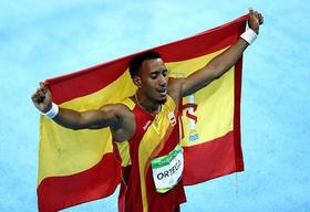 Orlando Ortega pidió una bandera de España tras terminar en segundo lugar en los 110 metros con vallas en Rio. Rechazó sostener la bandera cubana