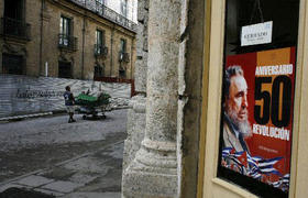 Cartel alegórico al cincuenta aniversario del triunfo de Fidel Castro en una calle de La Habana