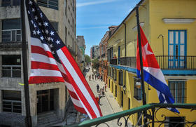 Banderas de Estados Unidos y Cuba en La Habana
