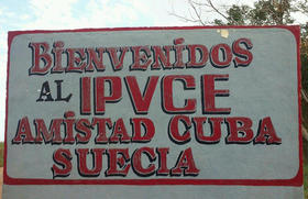 Mensaje de bienvenida a la entrada del IPVCE Amistad Cuba Suecia