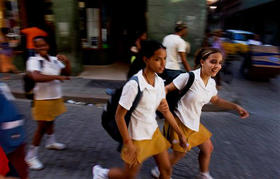 Escolares en las calles de La Habana. (AP)