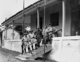 El cuartel de la Guardia Rural en Buenavista por el año de 1953. Aparecen algunos militares en la escalera de acceso principal