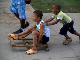 Niños cubanos con una chivichana