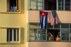 Una bandera cubana junto a una de EEUU ondean en un apartamento de La Habana en agosto de 2015
