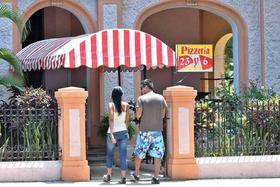 Una pareja de jóvenes entra en la pizzería de un trabajador cuentapropista en La Habana (Cuba), el jueves 31 de marzo del 2011