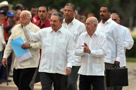 El presidente cubano Raúl Castro (c) y el vicepresidente José Ramón Machado (d) presiden el martes 26 de julio de 2011, en la central provincia de Ciego de Ávila (Cuba), el acto de conmemoración por el 26 de julio