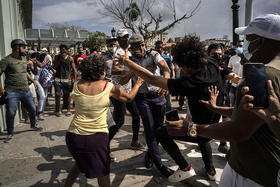 La policía detiene a un manifestante antigubernamental el domingo 11 de julio de 2021 durante una protesta en La Habana
