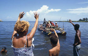 Durante la crisis de los balseros de mediados de la década de 1990, decenas de miles de cubanos se lanzaron al mar en embarcaciones caseras para tratar de alcanzar las costas de Estados Unidos