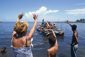 Durante la crisis de los balseros de mediados de la década de 1990, decenas de miles de cubanos se lanzaron al mar en embarcaciones caseras para tratar de alcanzar las costas de Estados Unidos