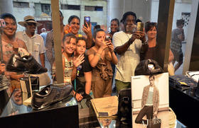 Varias personas observan el interior de una de las nuevas tiendas de lujo en el hotel Manzana Kempinski, en La Habana