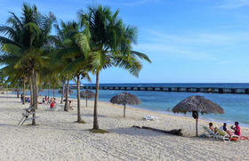 Turistas en Playa Girón, Cuba, en esta foto de archivo de febrero de 2016