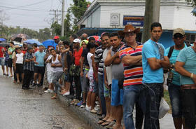 Un grupo de cubanos espera el paso de la caravana del presidente de EEUU, Barack Obama, el domingo 20 de marzo de 2016, en la Avenida de Rancho Boyeros en La Habana, Cuba