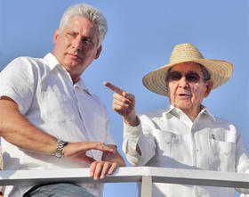 Miguel Díaz-Canel y Raúl Castro en esta fotografía de archivo
