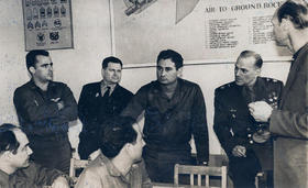 De pie de izquierda a derecha el entonces primer capitán Rafael del Pino, traductor soviético, comandante Raúl Curbelo Morales, jefe de la DAAFAR y el Mariscal Savinski jefe de la aviación interceptora soviética