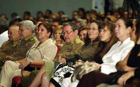 Raúl Castro asiste junto a los comandantes de la Revolución, Guillermo García Frías y Ramiro Valdez Menéndez; Yolanda Ferrer, secretaria de la Federación de Mujeres Cubanas (FMC), Deborah Castro, hija de Raúl, Vilma Domínguez Castro (nieta de Raúl) y otros familiares a una velada solemne en homenaje a Vilma Espín, en esta foto de archivo