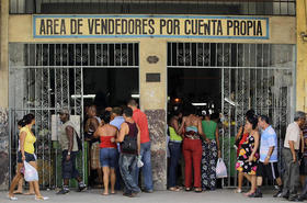Vendedores por cuenta propia en Cuba, en esta foto de archivo