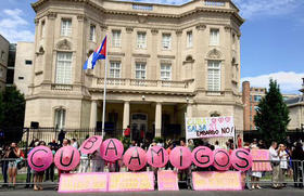 Activistas del movimiento Code Pink en la reapertura de la embajada cubana en Washington. (Foto: CODEPINK @codepink | Twitter.)