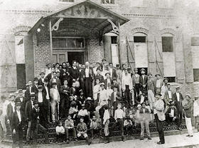 José Martí con trabajadores de una fábrica de Ybor City, Tampa (Florida)