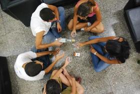 El consumo de bebidas alcohólicas ha aumentado alarmantemente entre los jóvenes cubanos