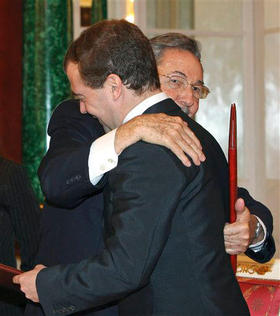 Raúl Castro junto al presidente de Rusia Dmitry Medvedev