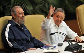 El ex gobernante cubano Fidel Castro (i) y el actual mandatario, Raúl Castro (d), asisten a la clausura del VI Congreso del Partido Comunista de Cuba en La Habana, el martes 19 de abril de 2011