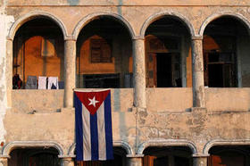 Una bandera cubana en un edificio habanero