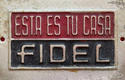 Placa que con el lema «Esta es tu casa Fidel» fue colocada a la puerta de muchos hogares cubanos a principios de 1959